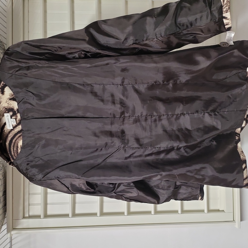 Susan graver, size medium, lined belted 3/4 car coat. - Picture 4 of 5
